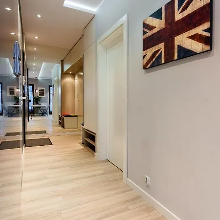 Elegant Business With Parking - By Upstairs Apartamento Cracóvia