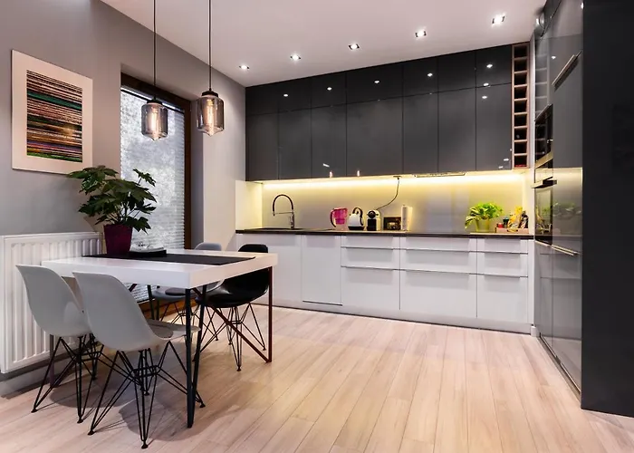 Elegant Business With Parking - By Upstairs Апартаменты *