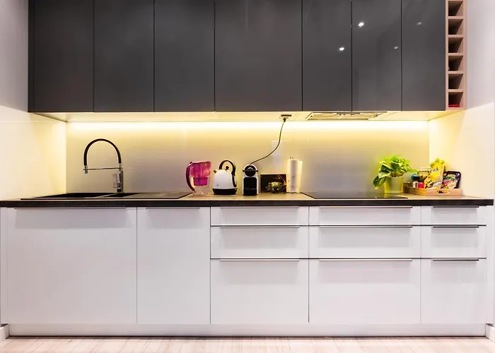 Апартаменты Elegant Business With Parking - By Upstairs *