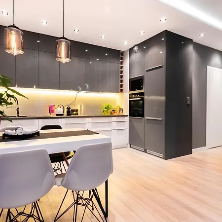 Elegant Business With Parking - By Upstairs * Cracovia