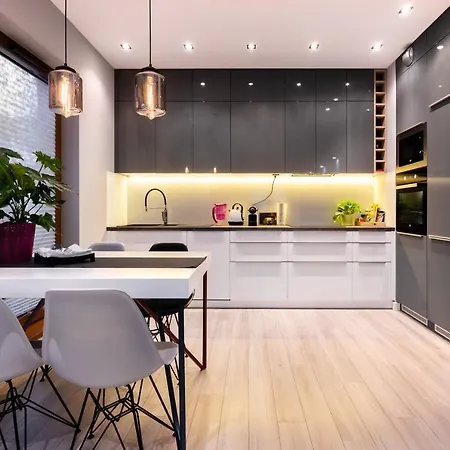 Elegant Business With Parking - By Upstairs * Cracovia