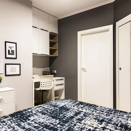 Apartment Elegant Business With Parking - By Upstairs