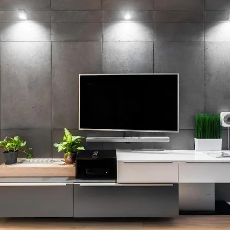 Elegant Business With Parking - By Upstairs Apartament *